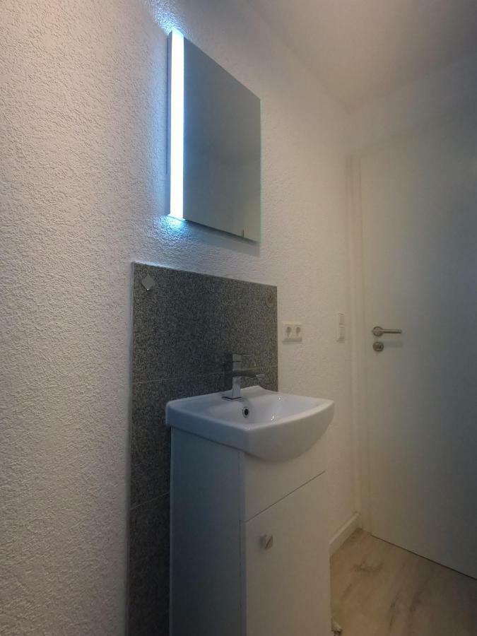 Moderne Helle 2,5 Zimmer Wohnung Mit Grossem Bad Und Kueche In Троссінген Екстер'єр фото