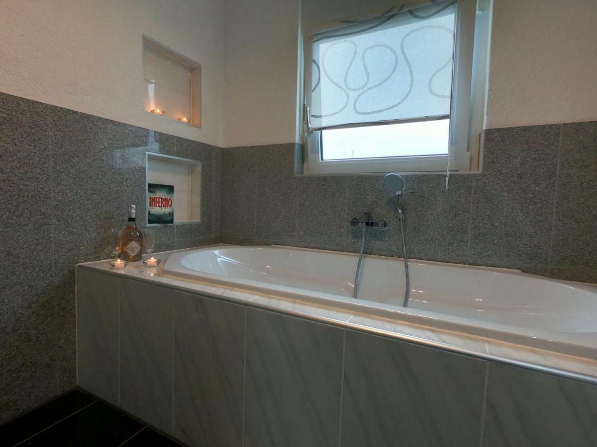 Moderne Helle 2,5 Zimmer Wohnung Mit Grossem Bad Und Kueche In Троссінген Екстер'єр фото