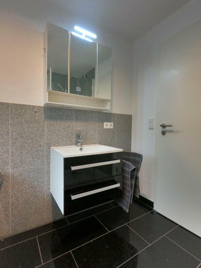 Moderne Helle 2,5 Zimmer Wohnung Mit Grossem Bad Und Kueche In Троссінген Екстер'єр фото